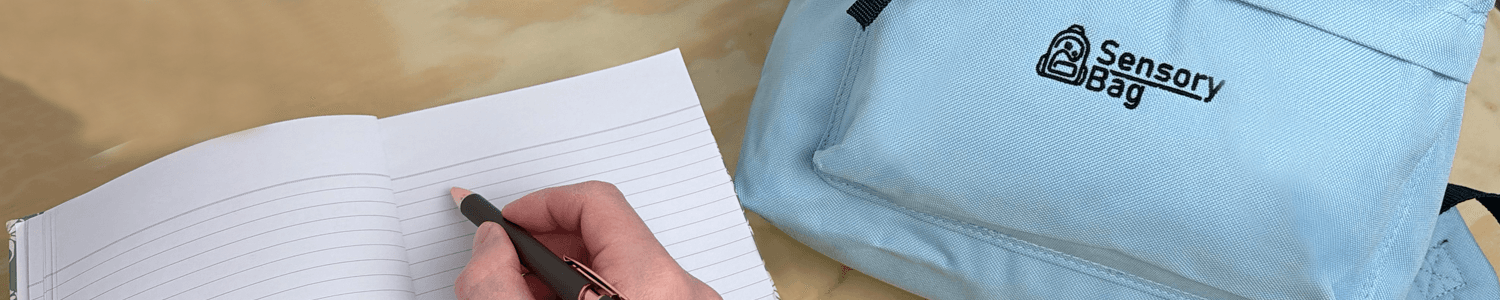 Sensory Bag auf einem Tisch mit einem Notizblock und Stift.